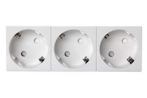 Розетка тройная 3 × 2P+E немецкий стандарт, с защитными шторками, с безвинтовым зажимом, 45 градусов, белый