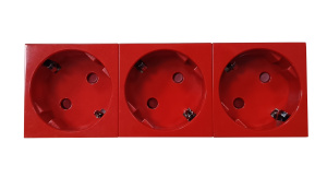 Розетка тройная 3 × 2P+E немецкий стандарт, с защитными шторками, с безвинтовым зажимом, 45 градусов, красный