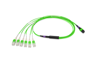 Разветвительная кабельная сборка серии CORE 8 1 × MTP(8) (male) — LC(8), OM5, 1 м, выносы 0,7 м, ULL