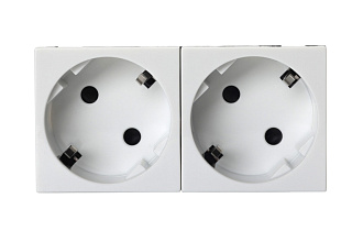 Розетка двойная 2 × 2P+E немецкий стандарт, с защитными шторками, с безвинтовым зажимом, 45 градусов, белый