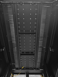 Шкаф Rackcenter D9000 42U 600 × 1200, передняя дверь перфорированная одностворчатая, задняя дверь перфорированная двустворчатая, черный