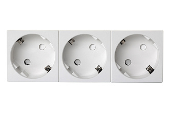 Розетка тройная 3 × 2P+E немецкий стандарт, с защитными шторками, с безвинтовым зажимом, 45 градусов, белый