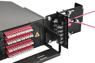 Планка Q-SLOT с 12 адаптерами MPO, KeyUP/KeyDOWN, черные