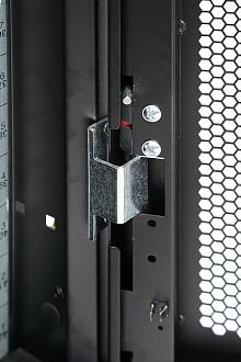 Шкаф Rackcenter D9000 48U 600 × 1000, передняя дверь перфорированная одностворчатая, задняя дверь перфорированная двустворчатая, черный