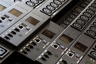 Блок распределения питания измерительный PRO вертикальный 0U, 16/400 (3 фазы), 36 C13 + 6 C19, IEC 309 16 A 3P+N+PE, шнур 3 метра